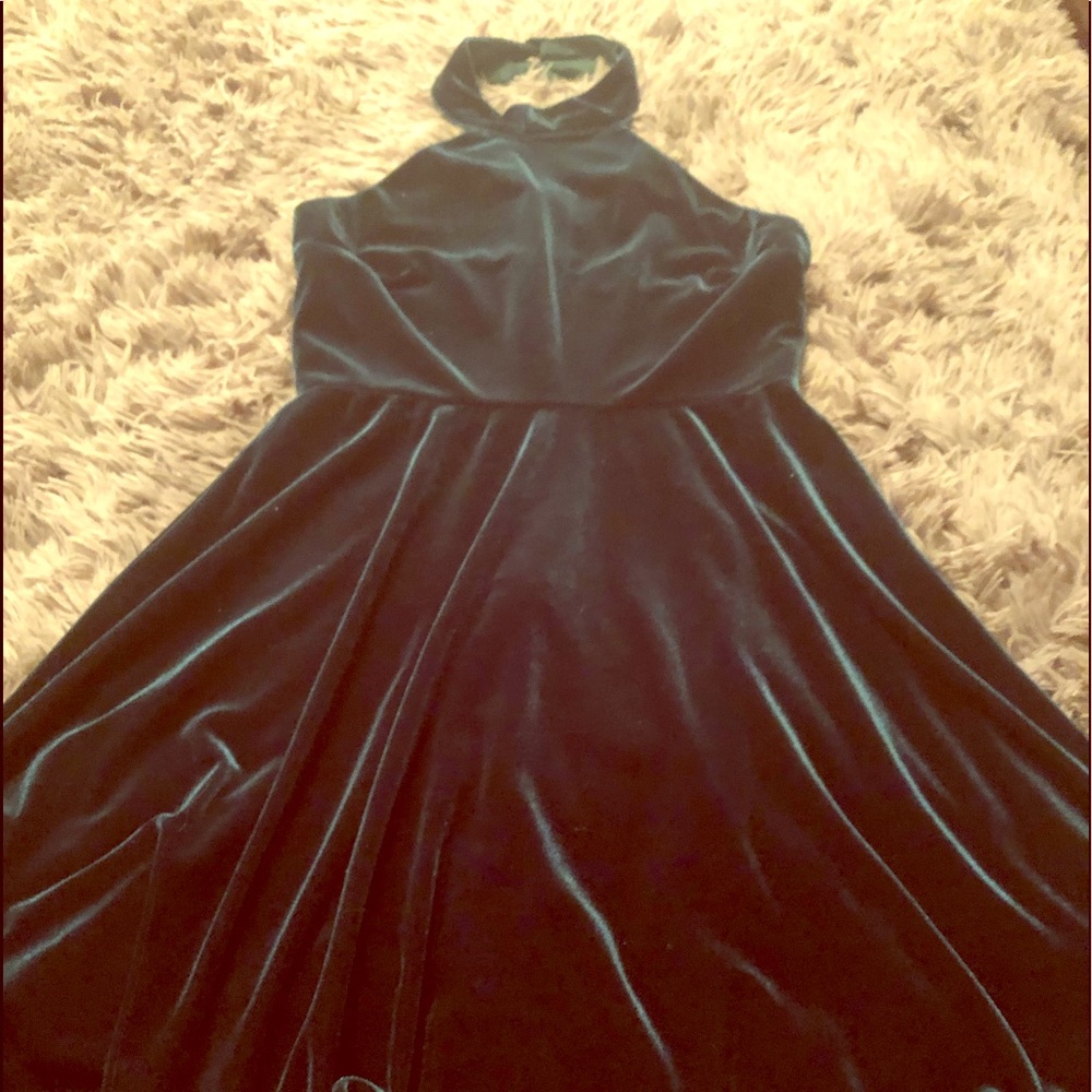 BOUGHT USED LOOKS BRAND NEW. SM HALTER MINI DRESS